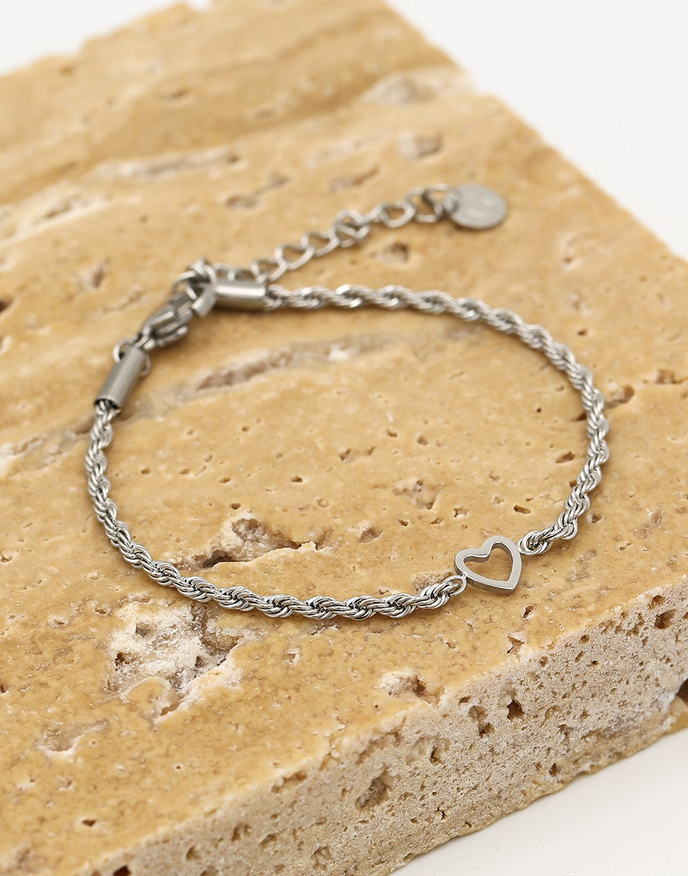 Armband gedraaid met open hartje zilverkleurig