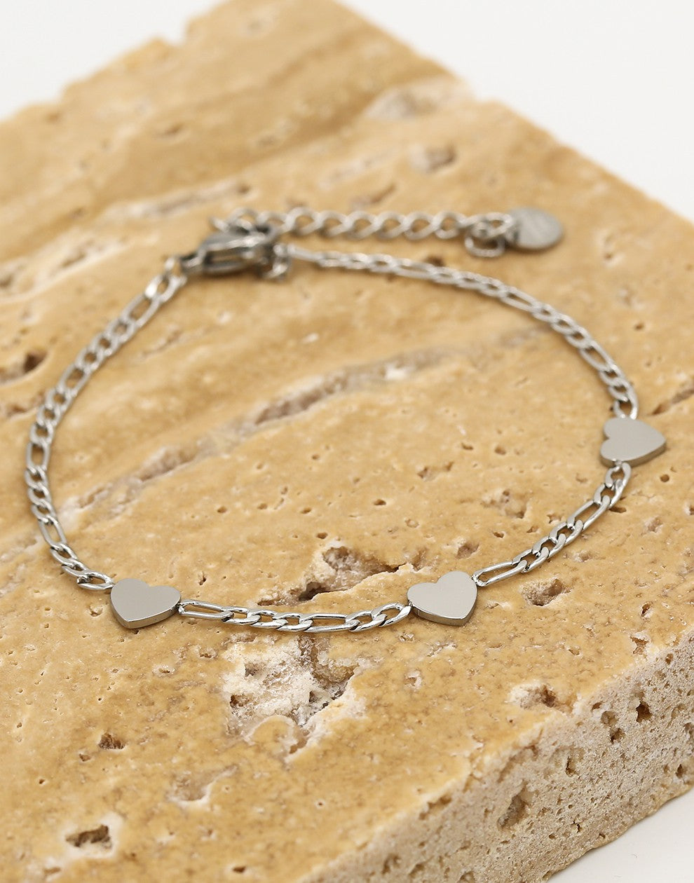 Schakelarmband drie hartjes zilverkleurig