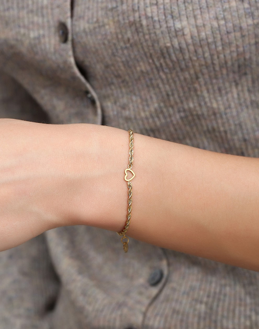 Armband gedraaid met open hartje goudkleurig