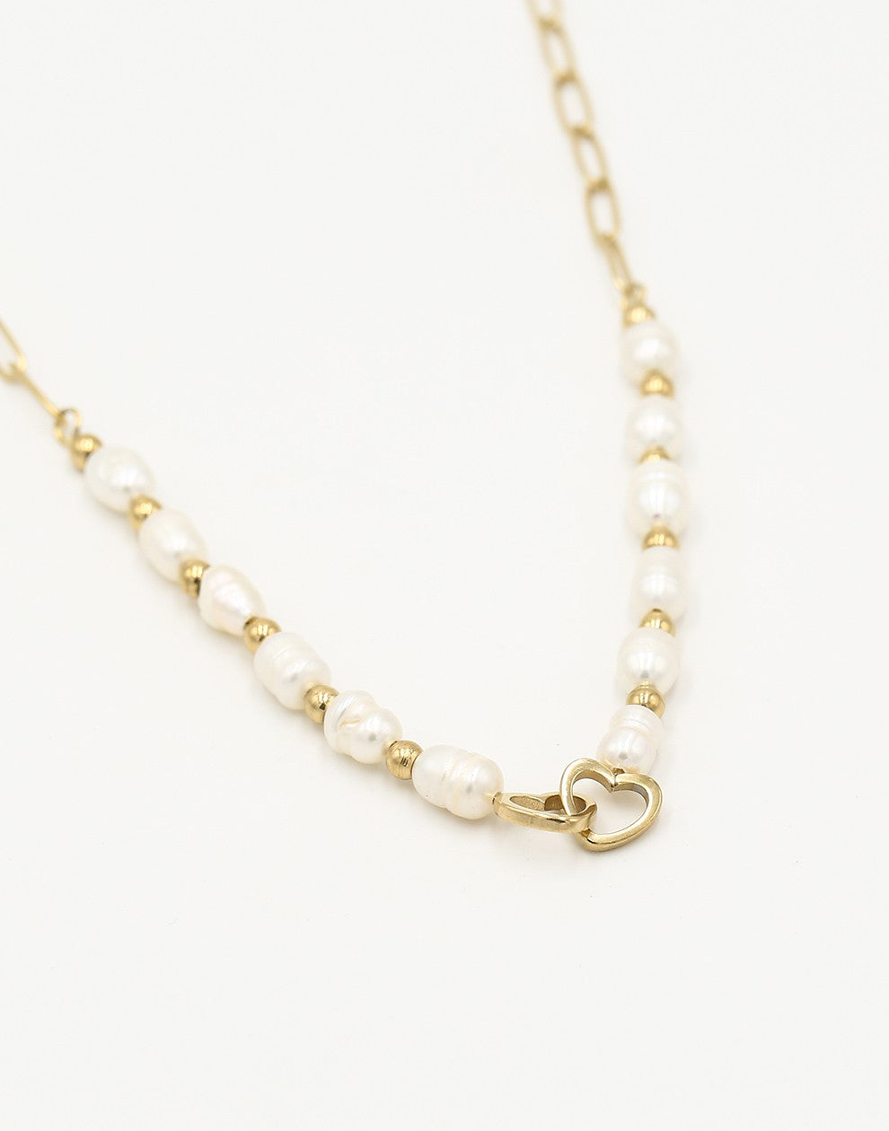 Paperclip ketting zoetwaterparels met hartjes goudkleurig