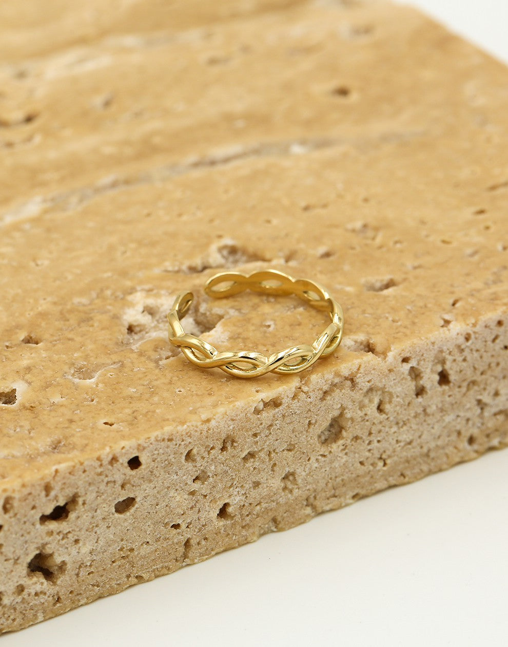 ring gevlochten goudkleurig