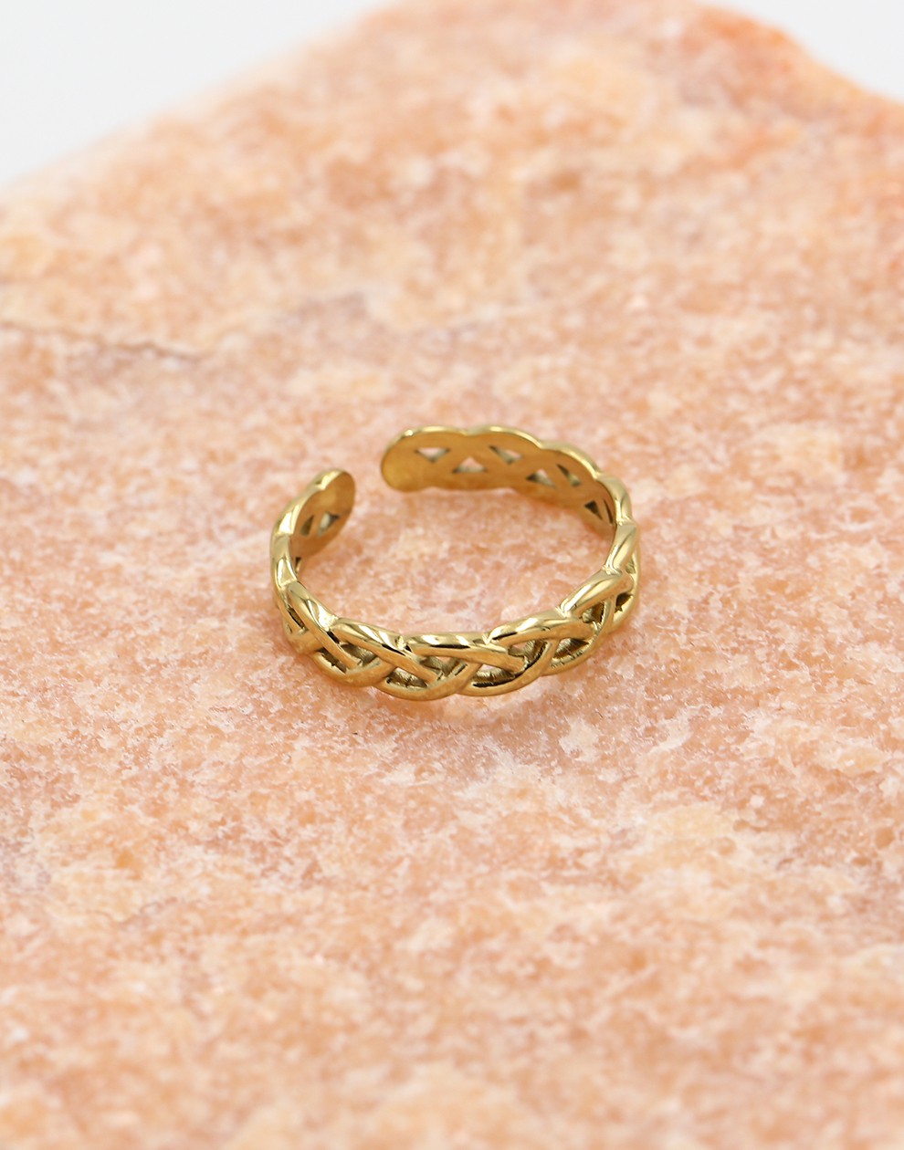 Ring gevlochten patroon goudkleurig