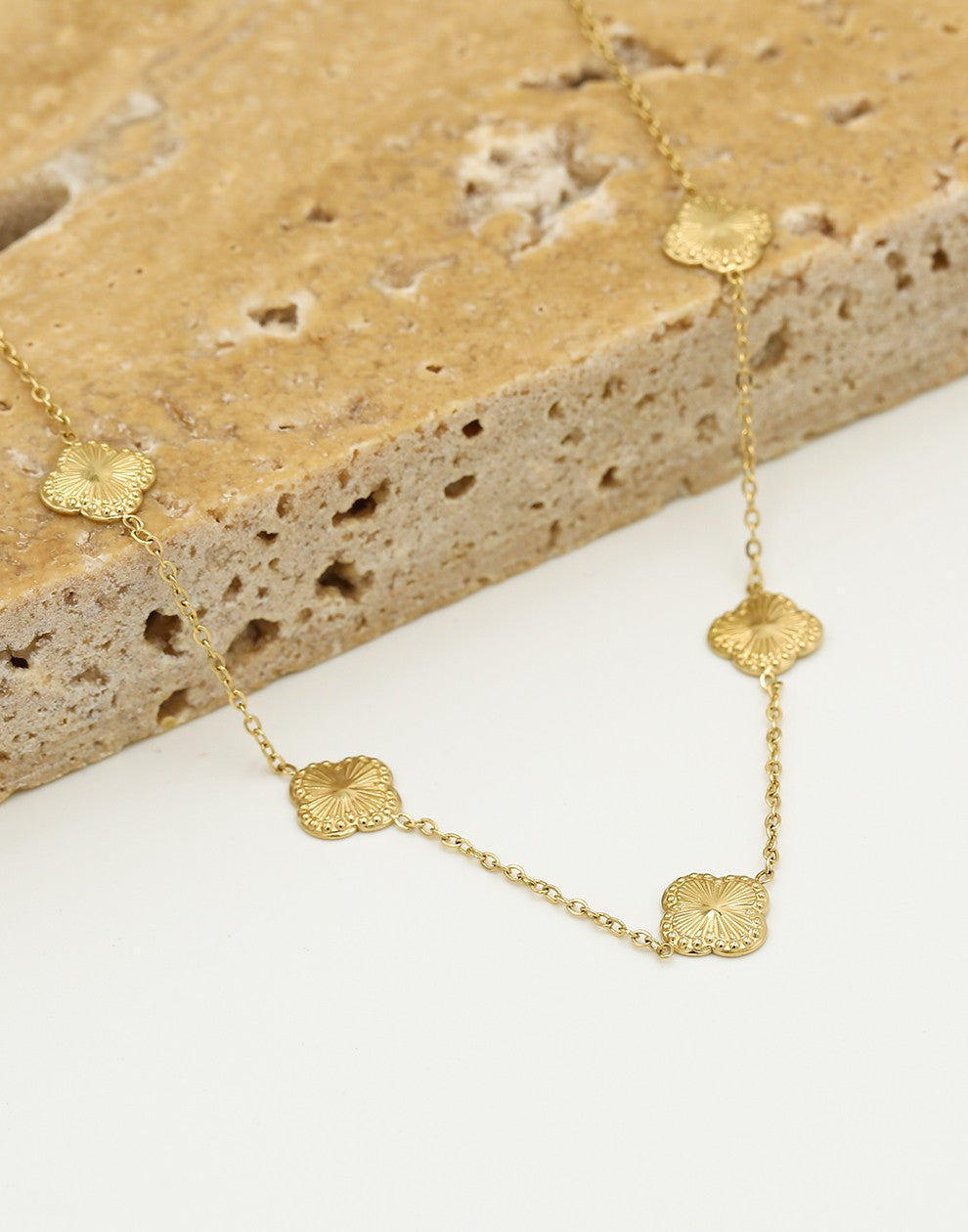 ketting vijf klavers glinster goudkleurig