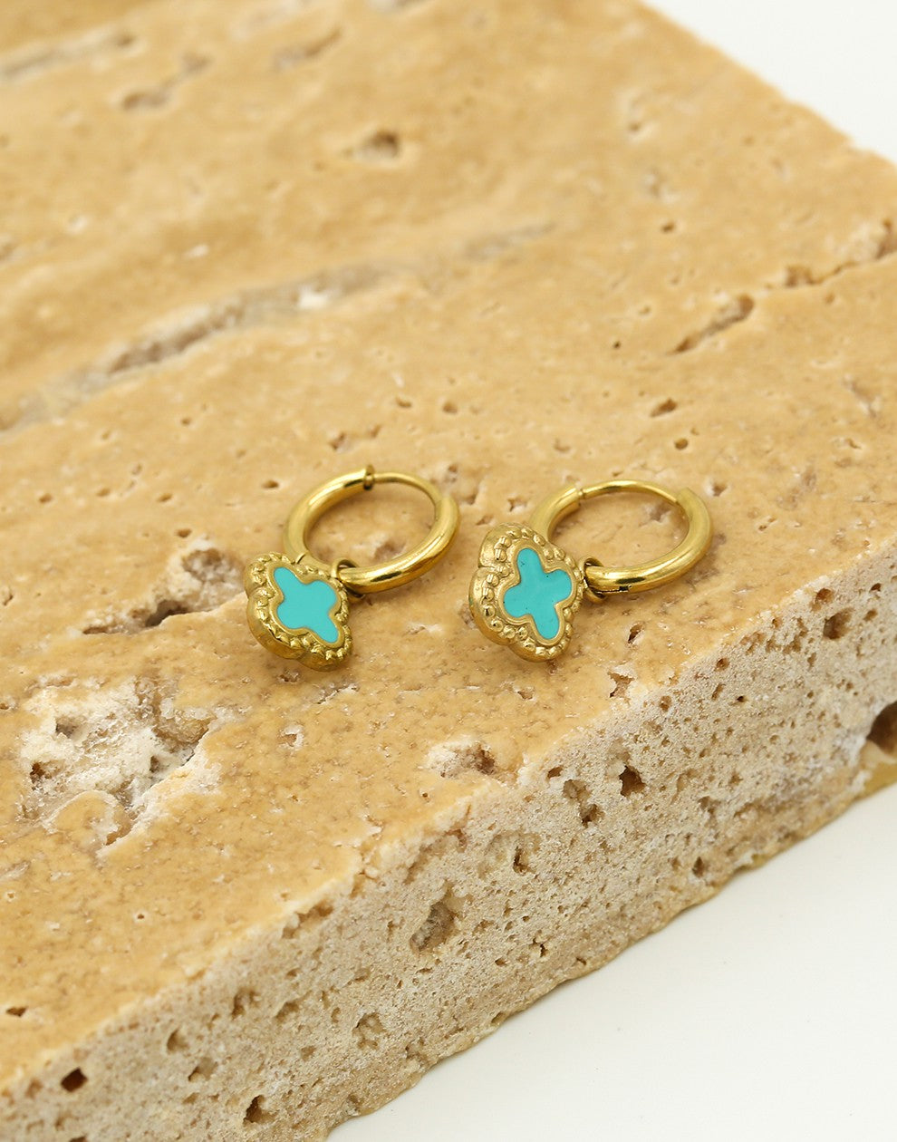 Oorringen met klaver turquoise goudkleurig