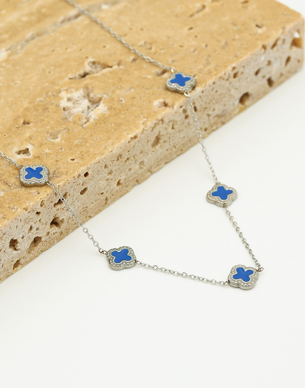 Ketting klavers blauw zilverkleurig