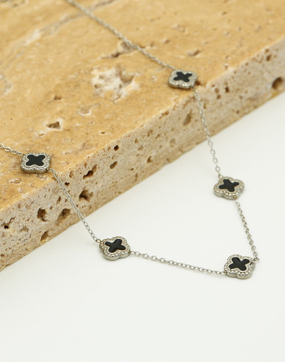 Ketting klavers zwart zilverkleurig