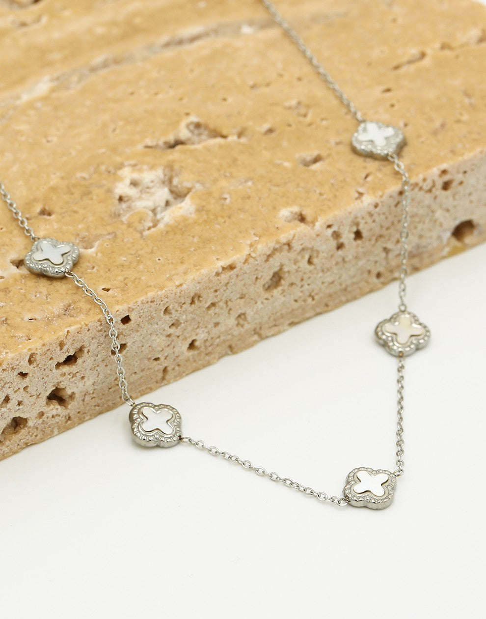 Ketting klavers wit zilverkleurig