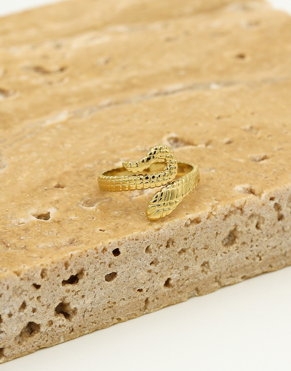Ring slang goudkleurig