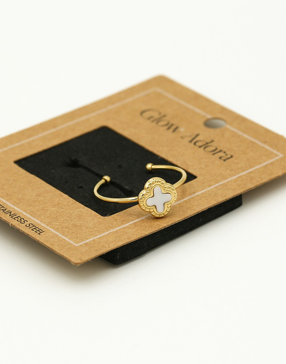 Ring klaver wit goudkleurig