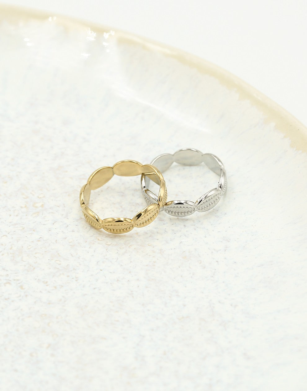 ring schelp patroon goudkleurig