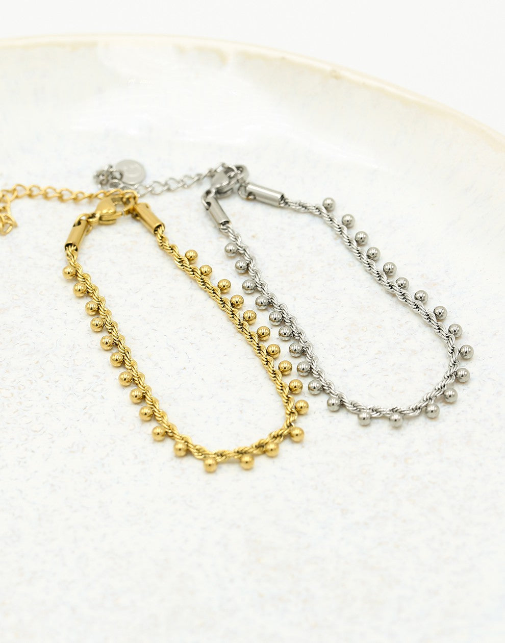Gedraaide armband bolletjes goudkleurig