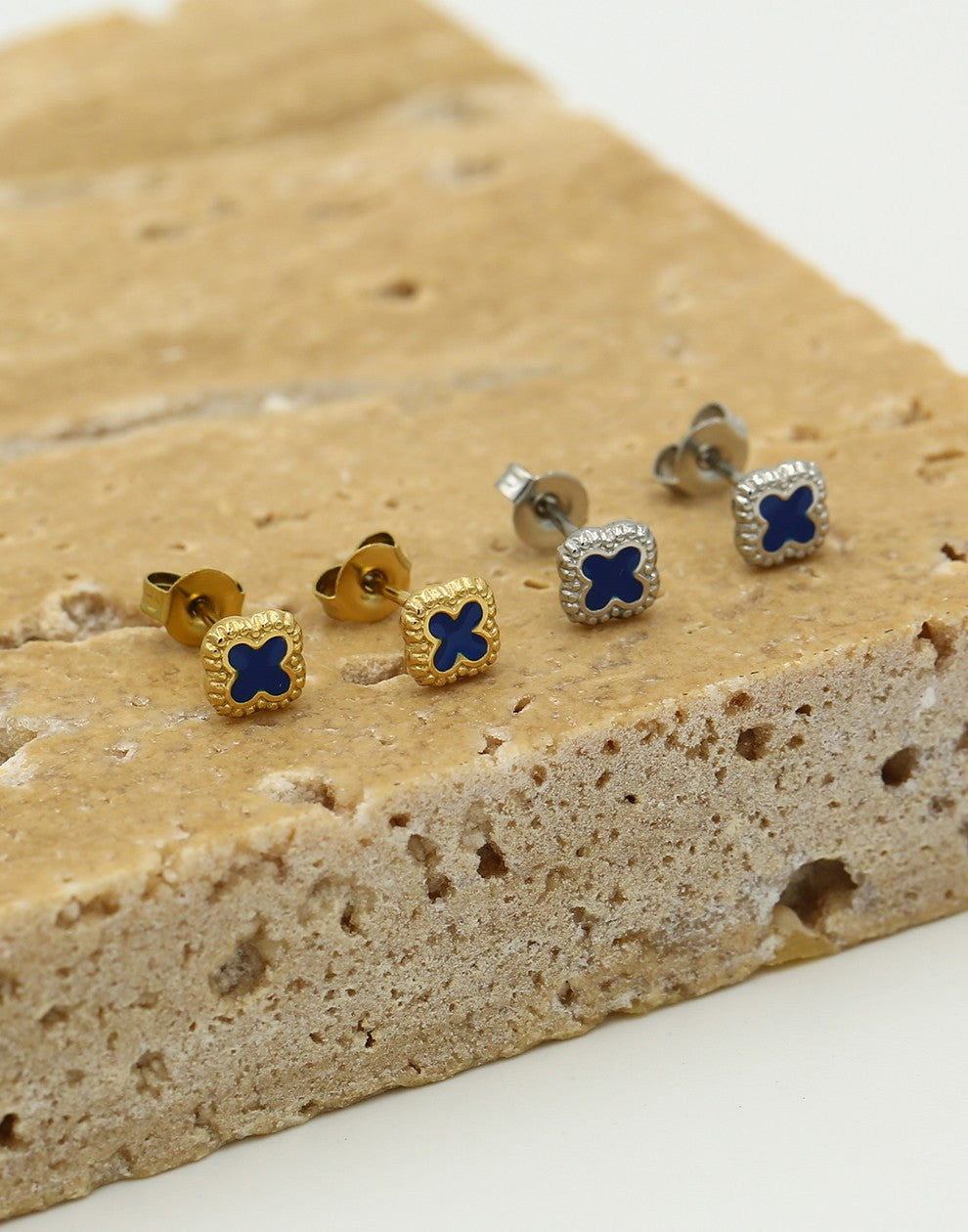 Studs klavers blauw goudkleurig