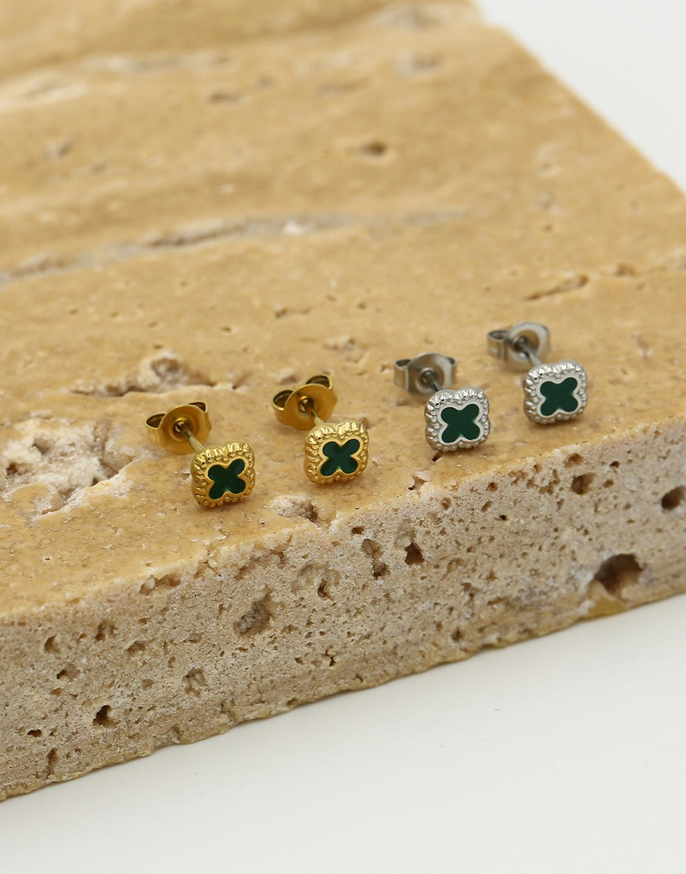 Studs klavers groen goudkleurig