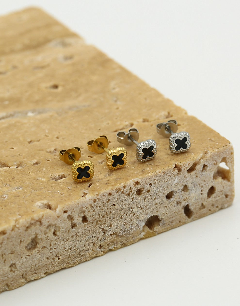 Studs klavers zwart goudkleurig