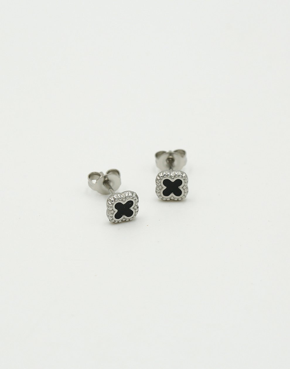 Studs klavers zwart zilverkleurig