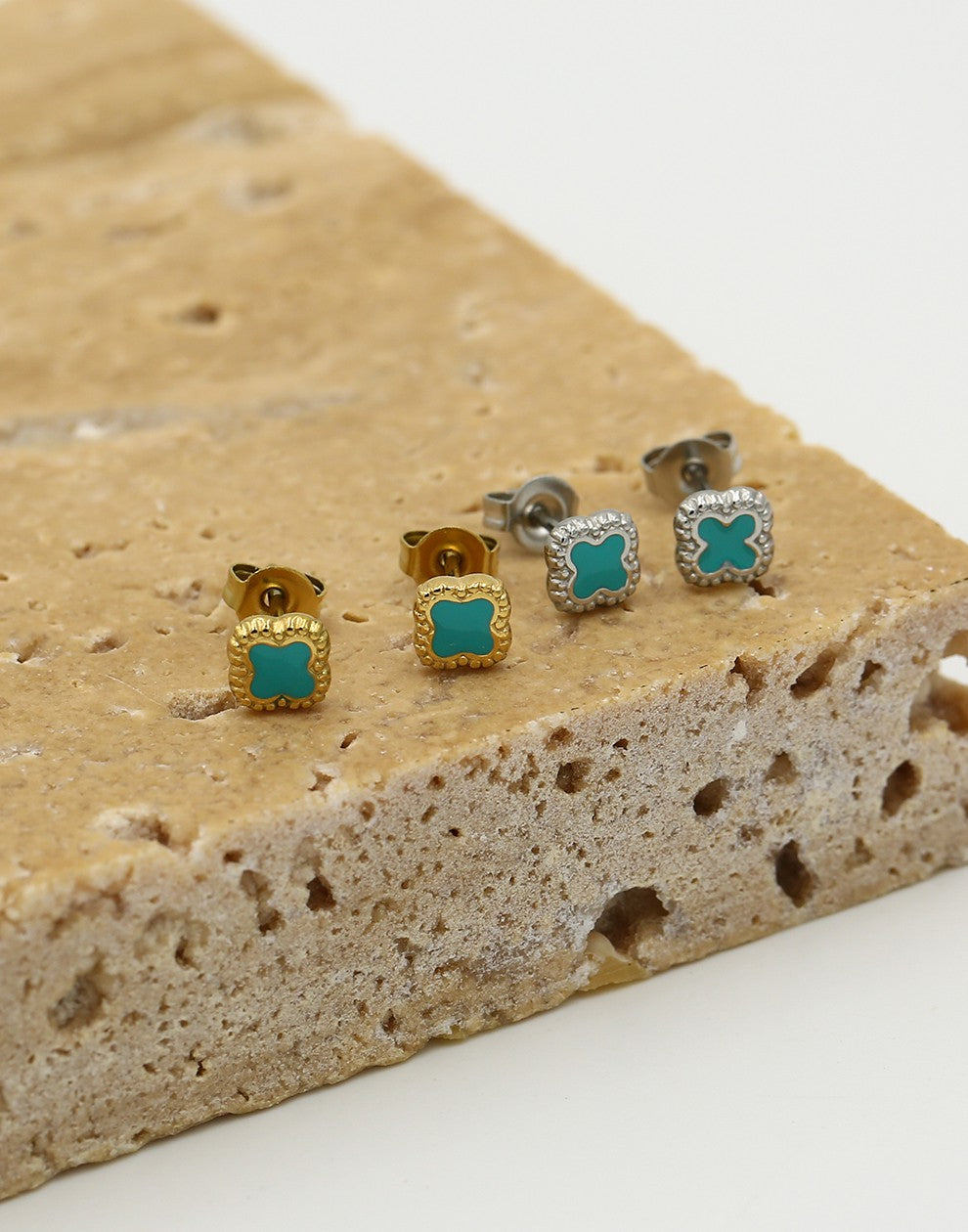 Studs klavers turquoise zilverkleurig