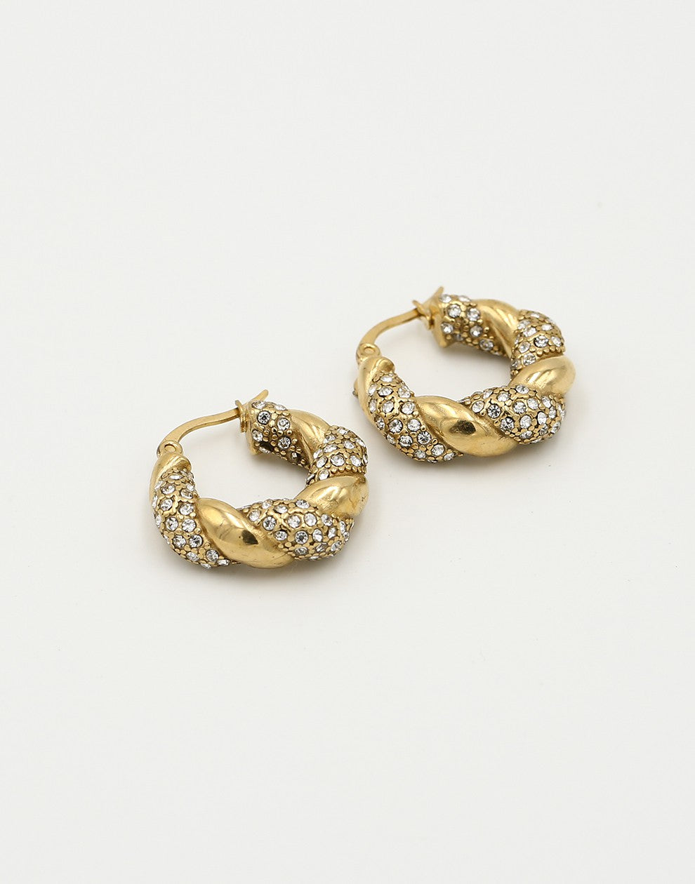Twisted hoop earrings with rhinestones in gold color