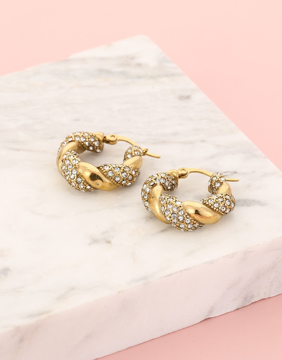 Twisted hoop earrings with rhinestones in gold color