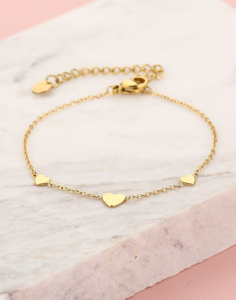 Armband 3 hartjes goudkleurig