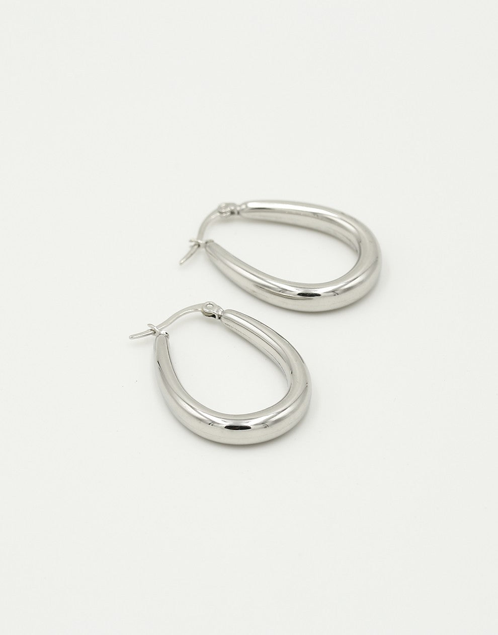 Oval hoops silver colored