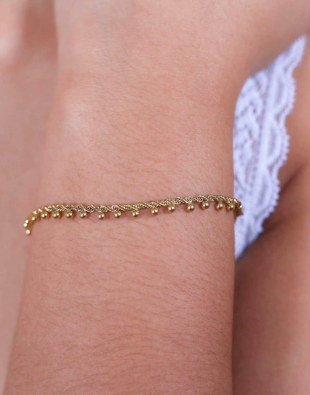 Gedraaide armband bolletjes goudkleurig