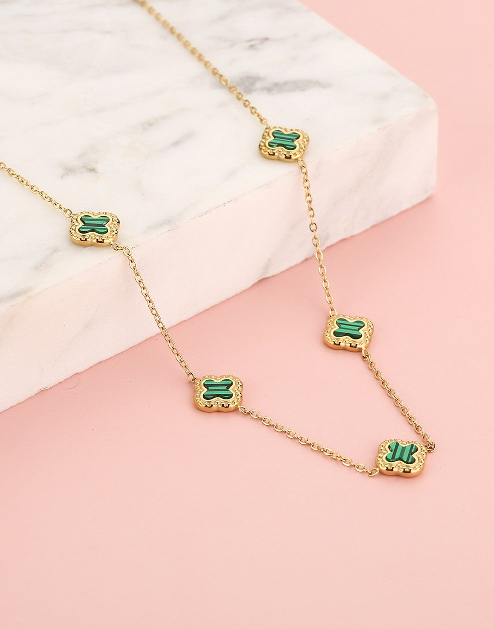 Ketting klavers smaragdgroen goudkleurig