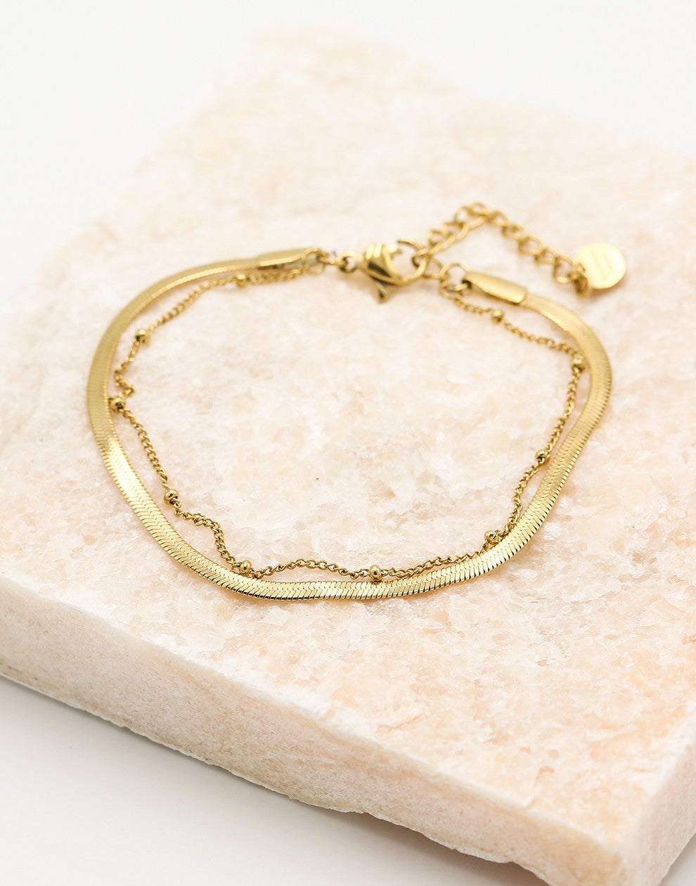 Dubbele armband plat met bolletje goudkleurig
