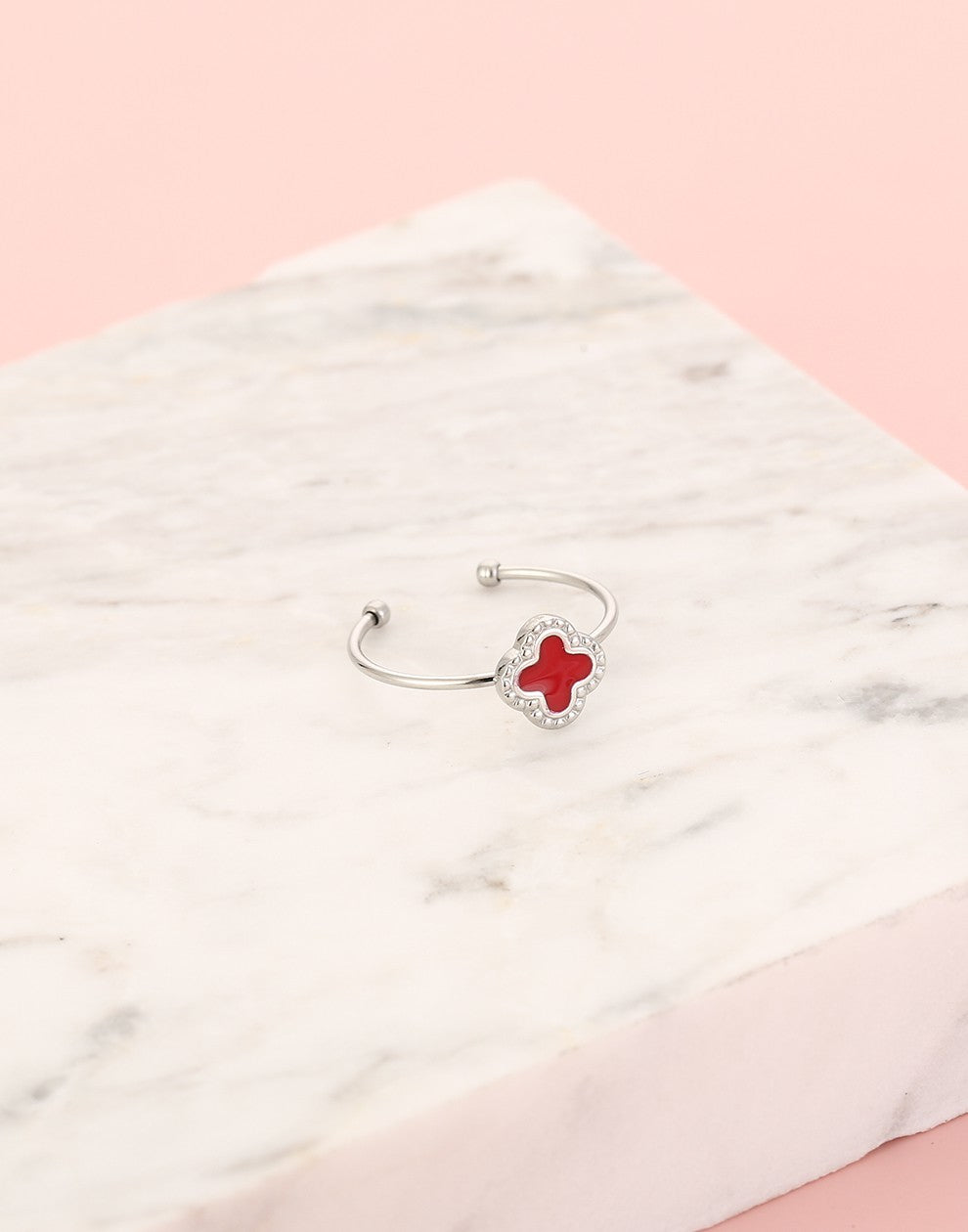 Ring klaver rood zilverkleurig