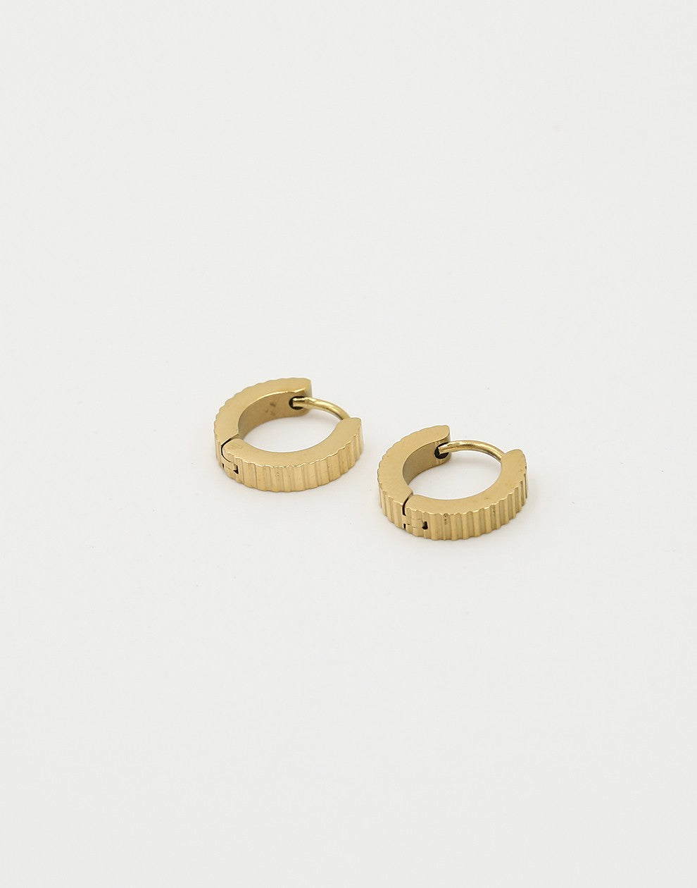 Gold-colored ribbed earrings