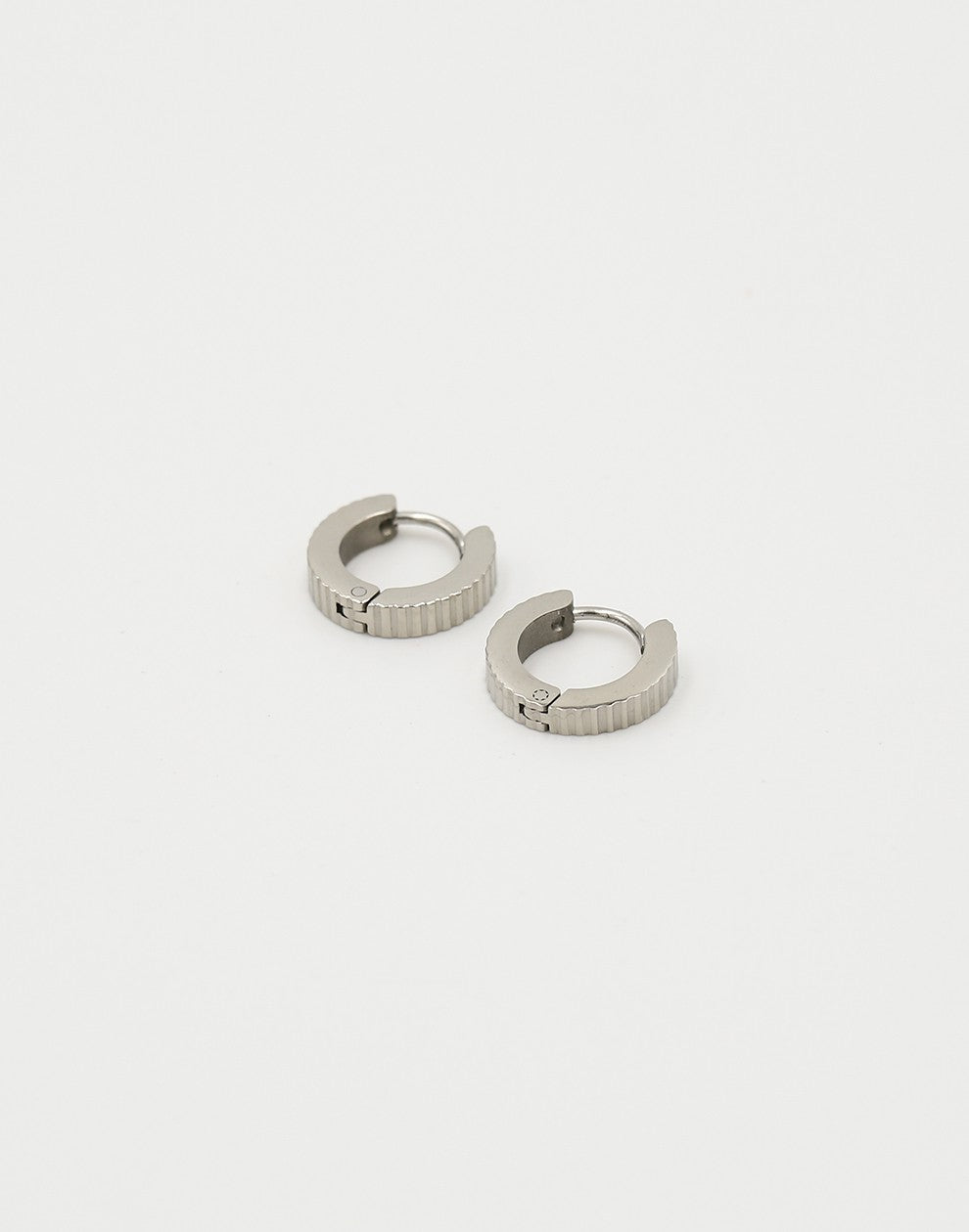 Silver-colored ribbed earrings