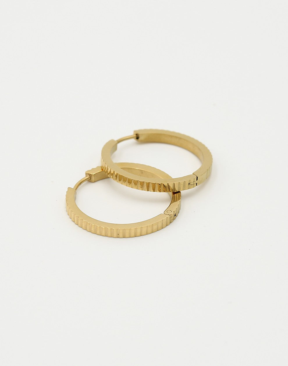 hoop oorringen ribbeltjes goudkleurig