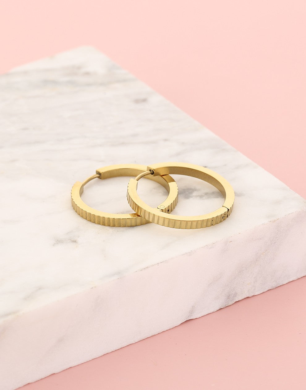 hoop oorringen ribbeltjes goudkleurig