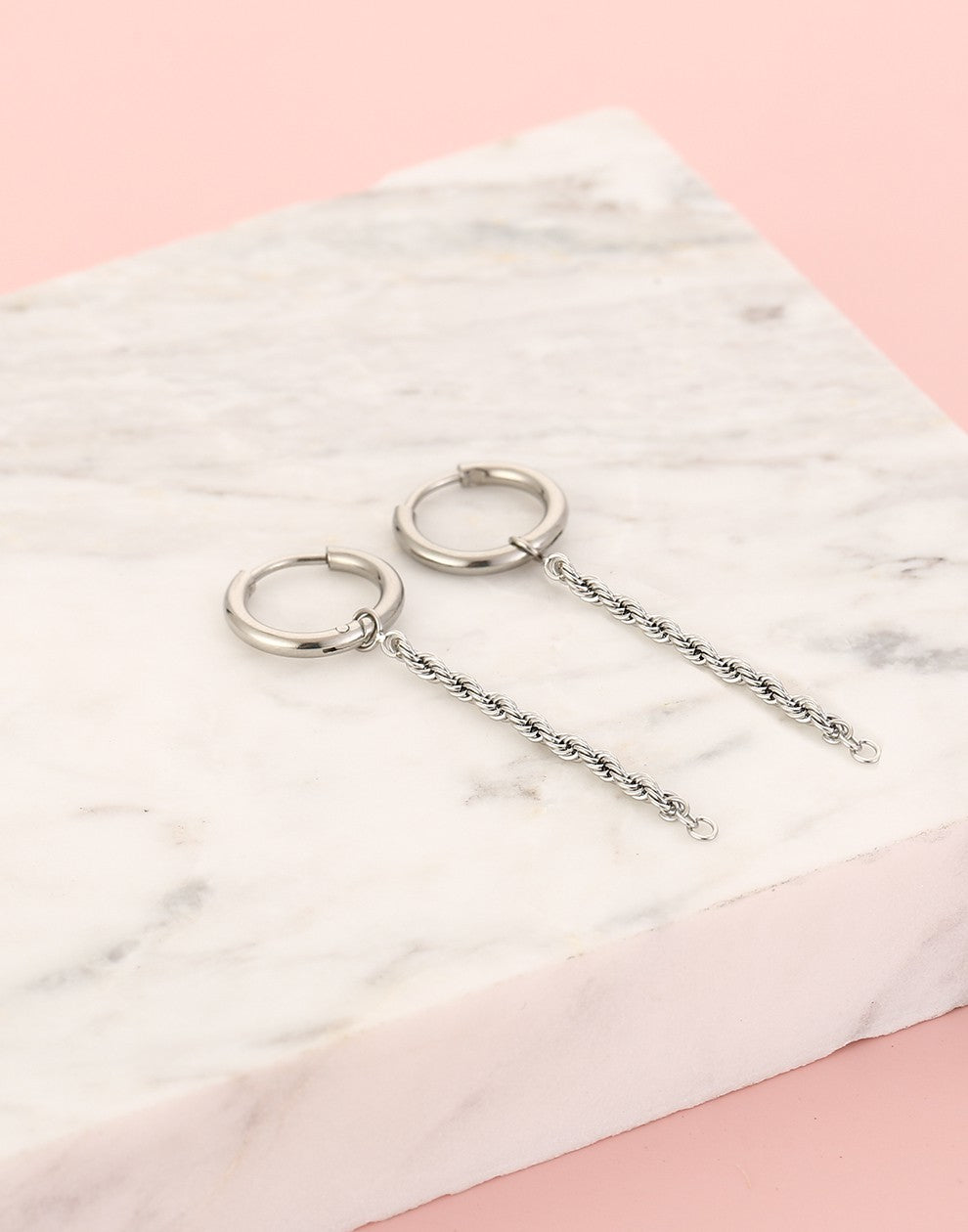 Oorringen gedraaide chain hanger zilverkleurig
