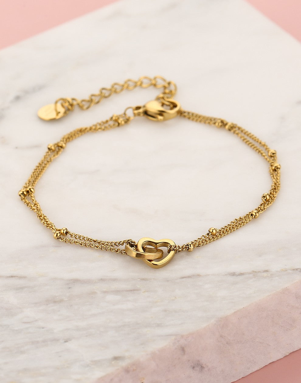 armband verbonden hartjes goudkleurig