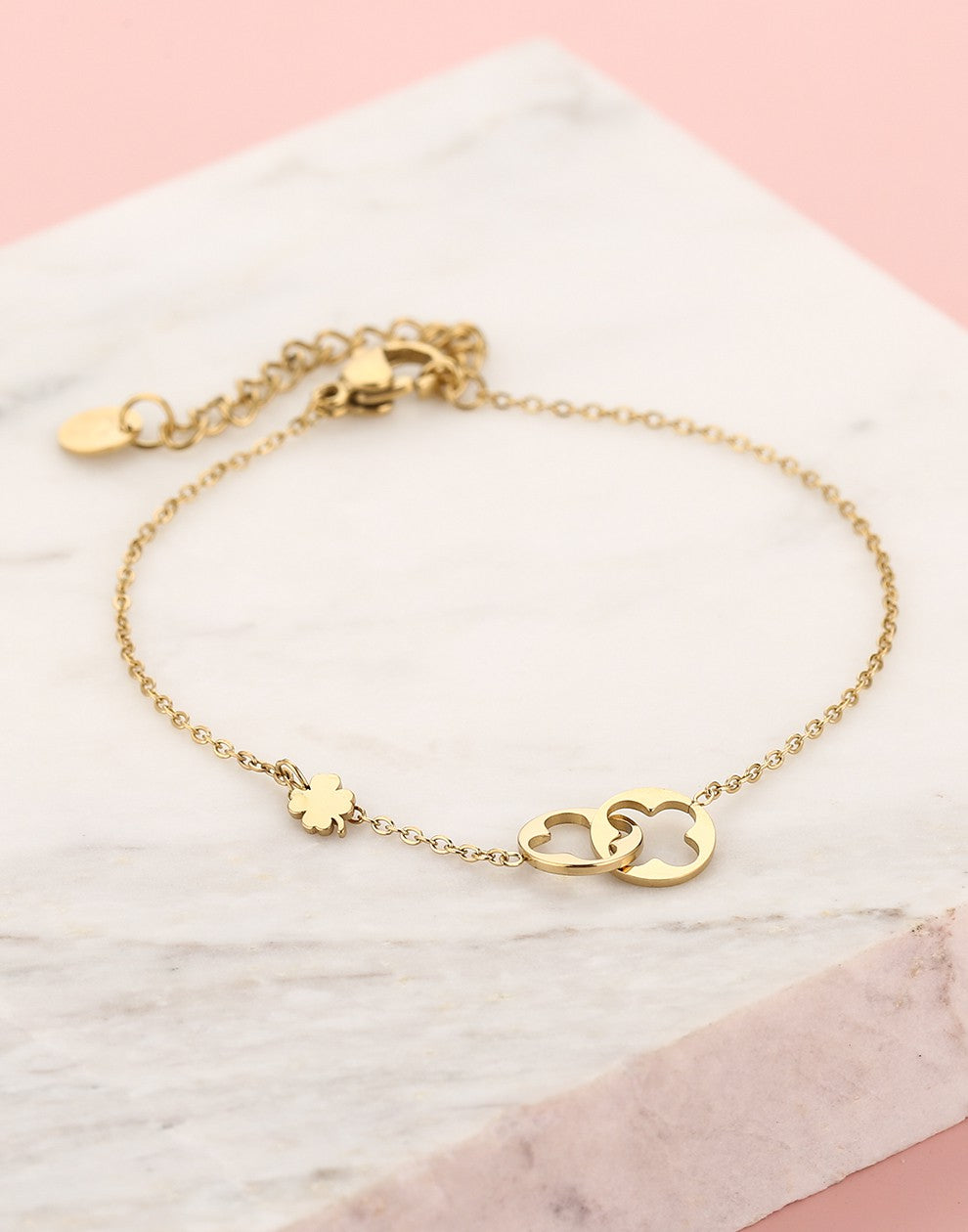 armband verbonden klavertjes goudkleurig
