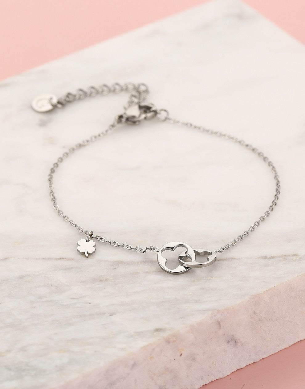 armband verbonden klavertjes zilverkleurig