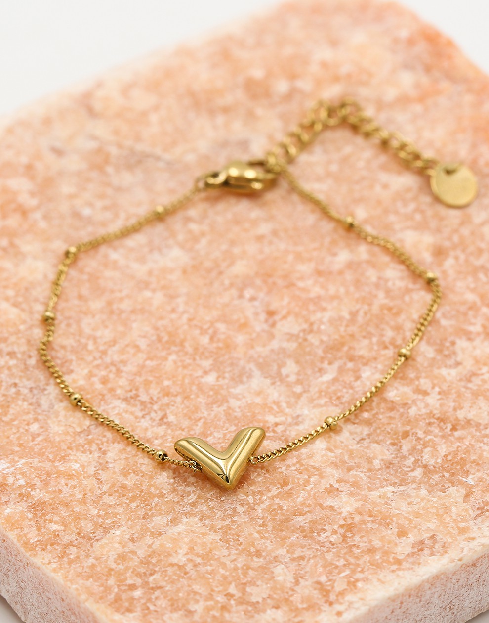 Armband V bolletjes goudkleurig
