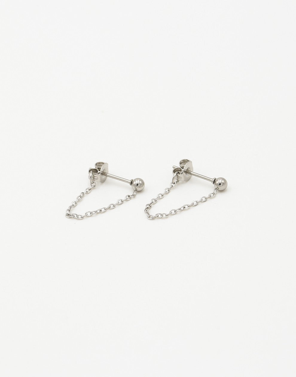 zilverkleurigen oorknopjes met chain