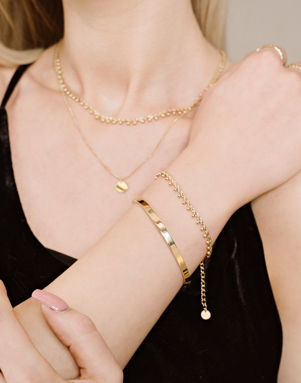 Gedraaide armband bolletjes goudkleurig