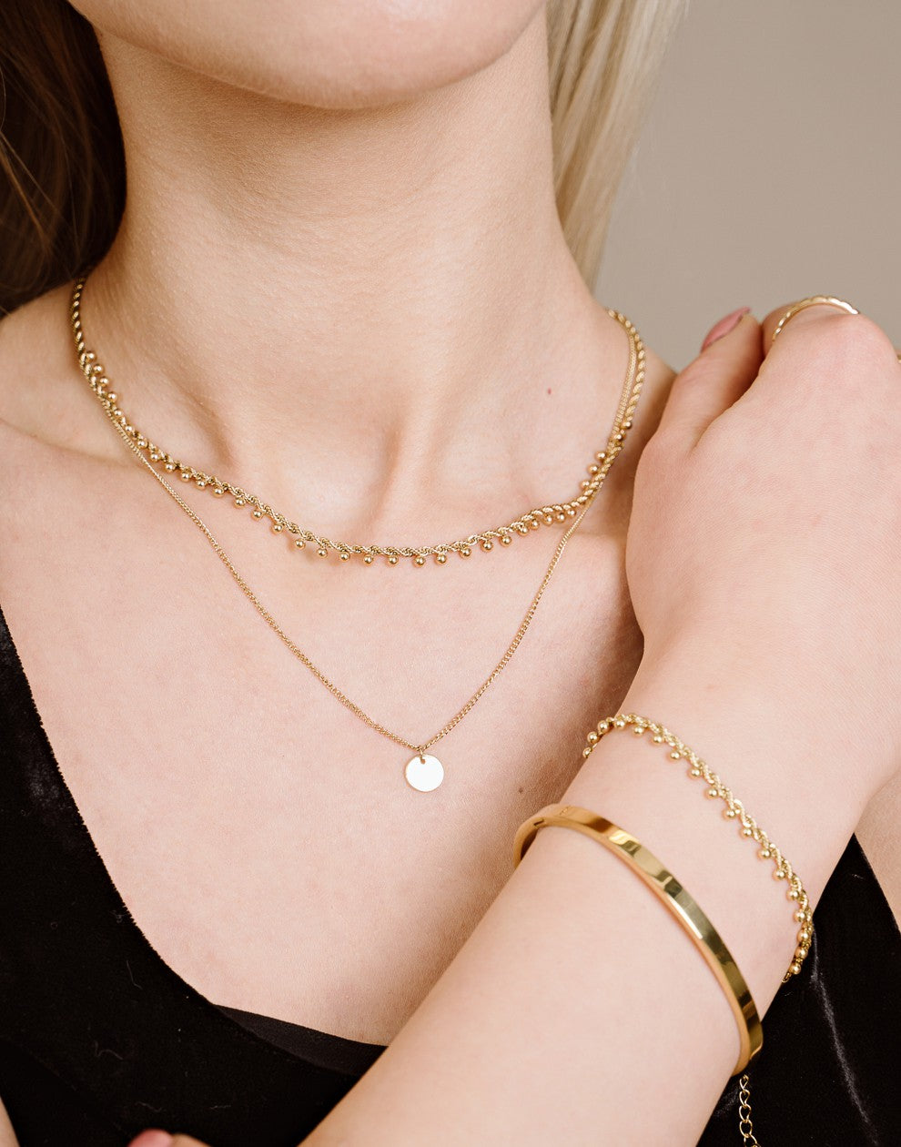 necklace with gold-colored coin 45cm