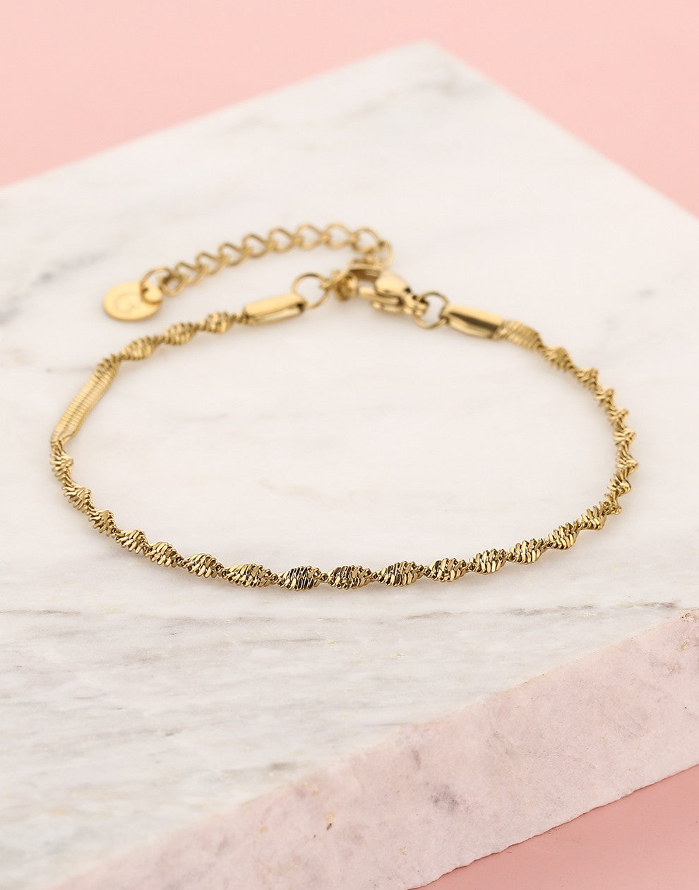 Gedraaide schakelarmband goudkleurig