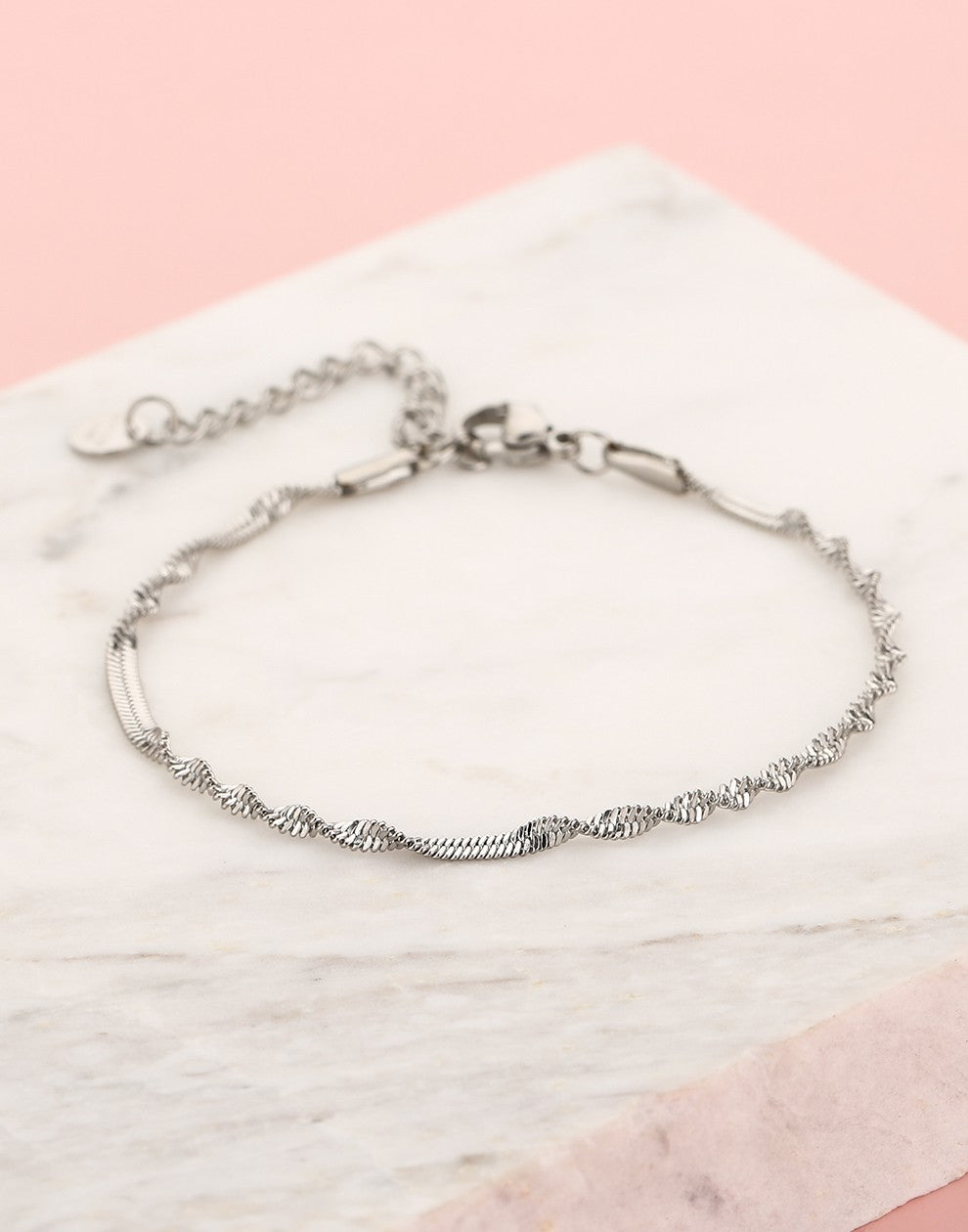 Gedraaide schakelarmband zilverkleurig