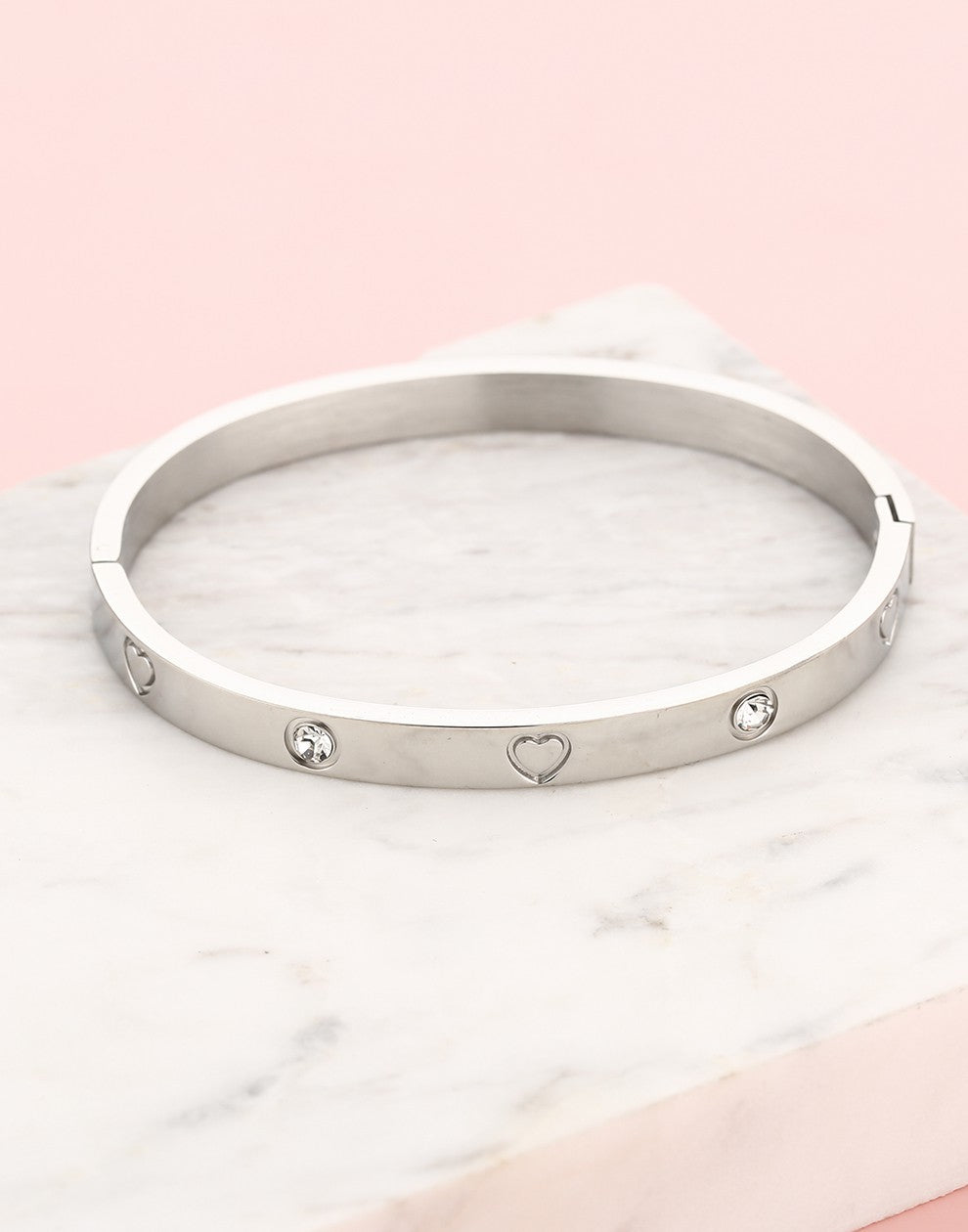 Bangle steentjes en hartjes zilverkleurig