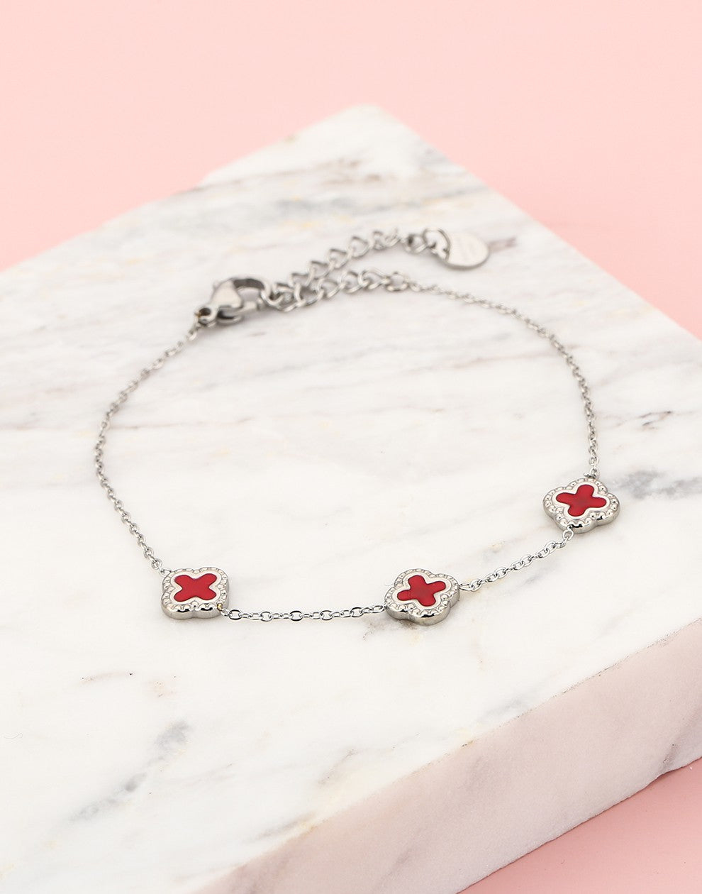 Armband klavers rood zilverkleurig