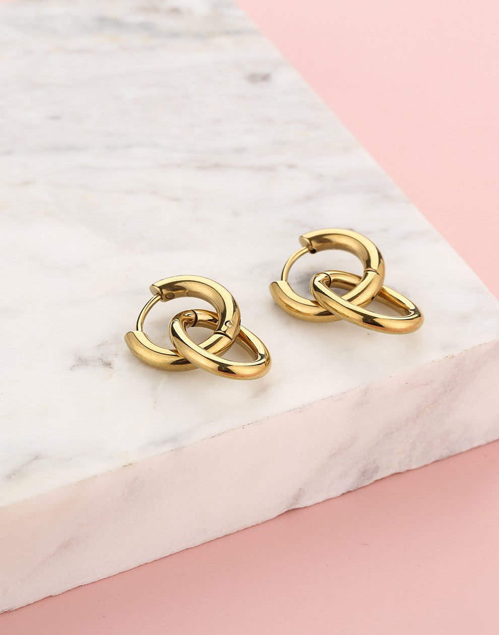 Chunky earrings with oval pendant gold-colored