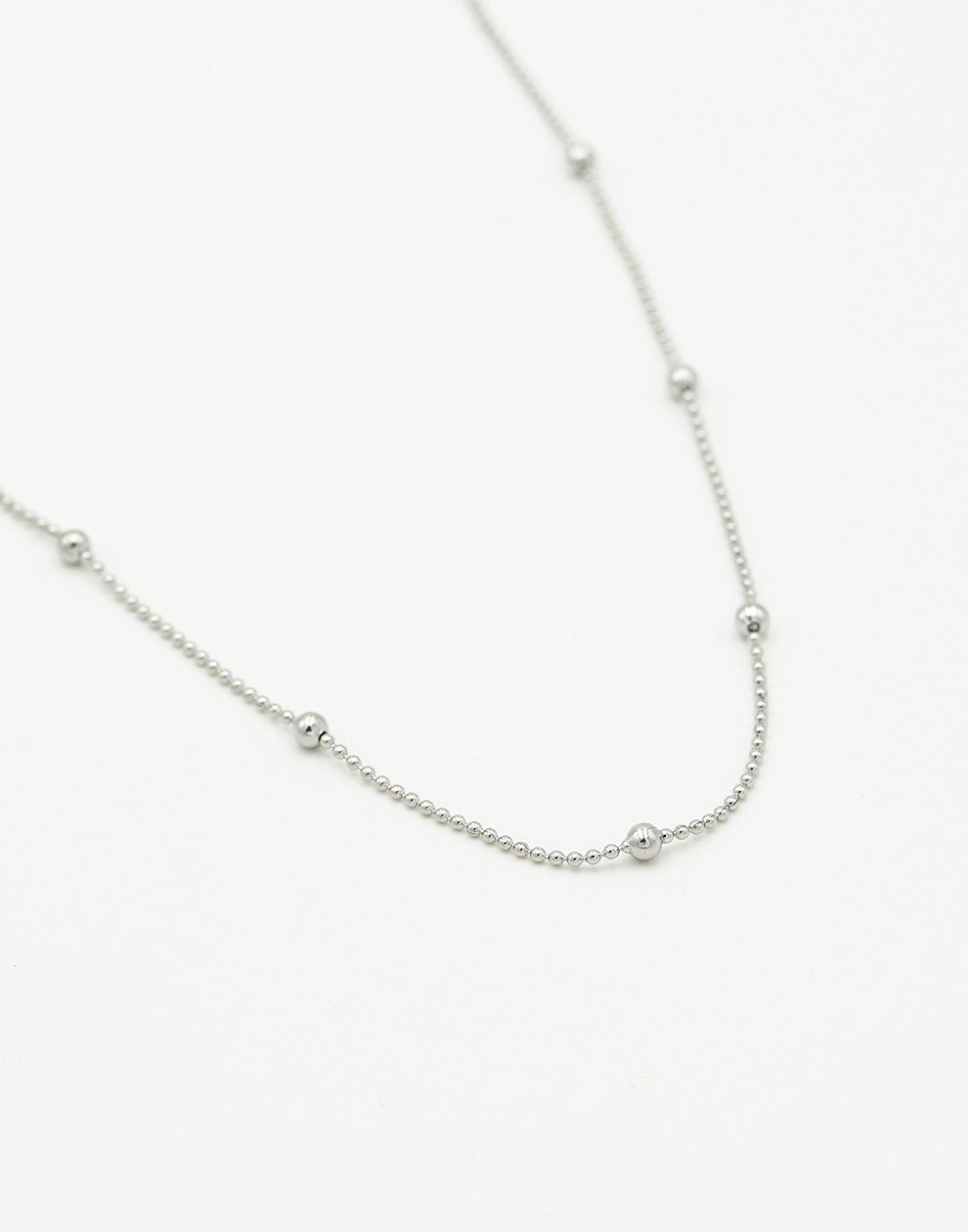 zilverkleurigen bolletjes ketting