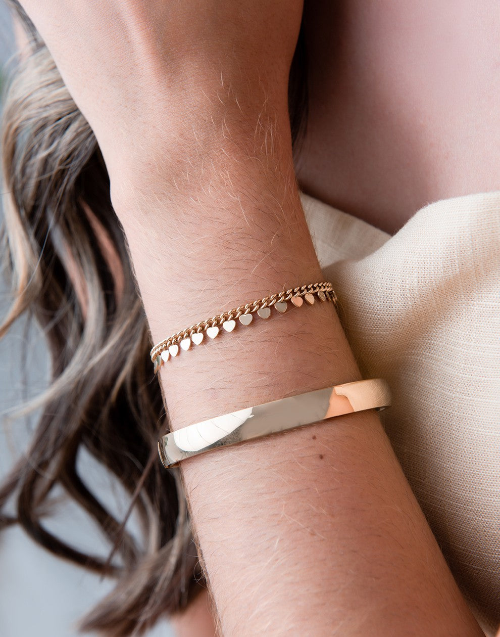 Schakelarmband met fijne hartjes goudkleurig