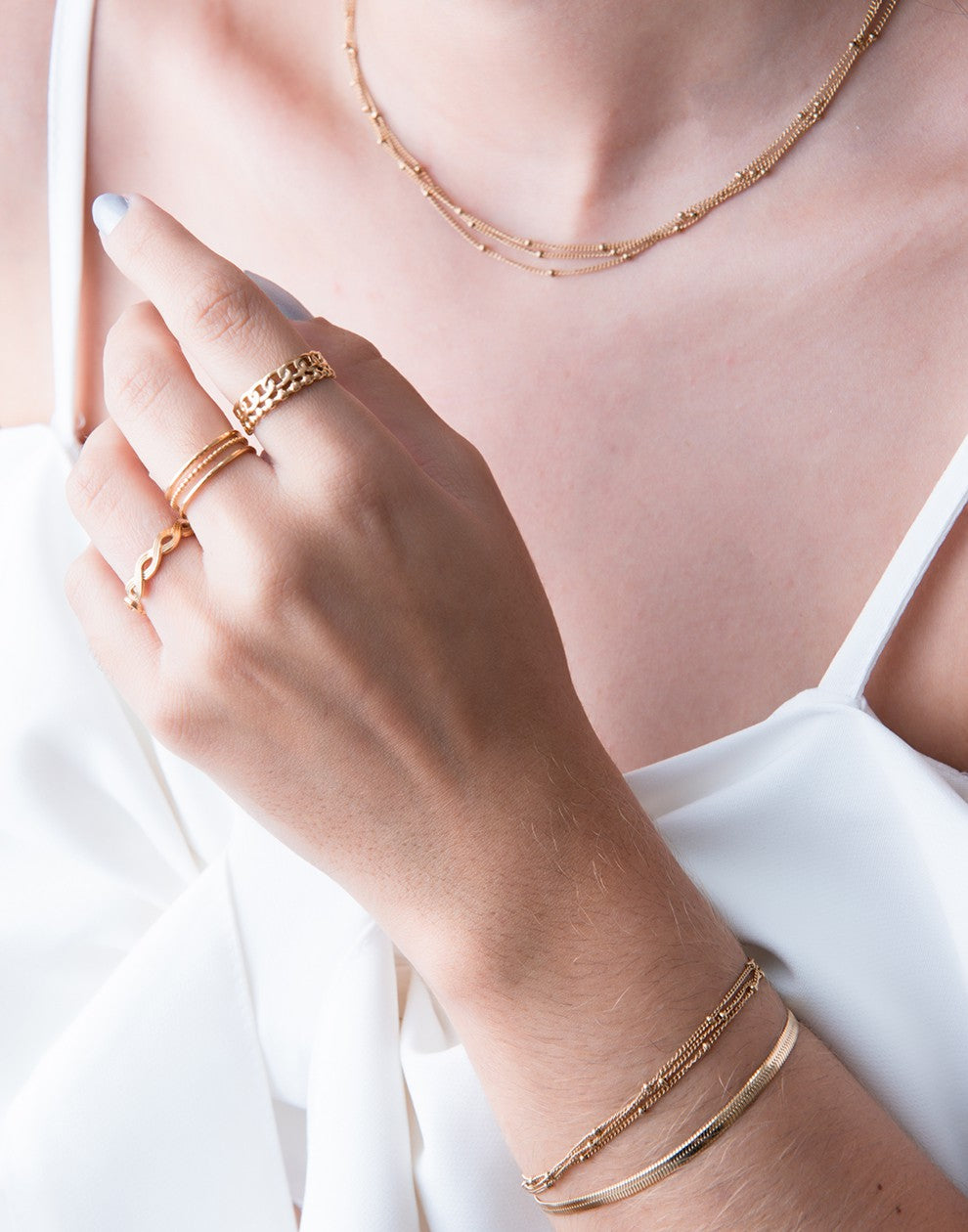 Armband goudkleurig bolletjes drielaags