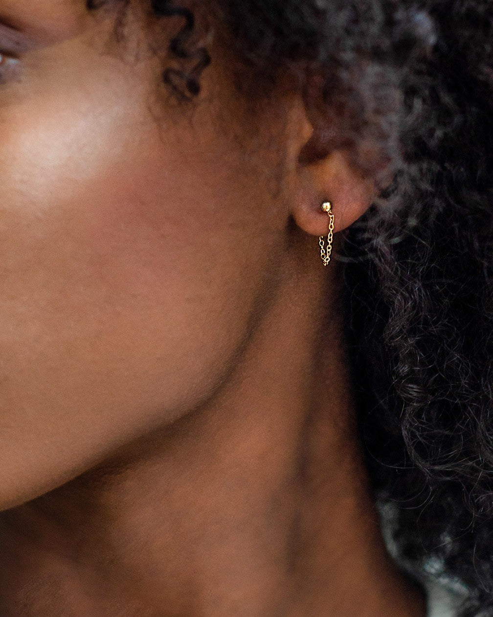 goudkleurigen oorknopjes met chain