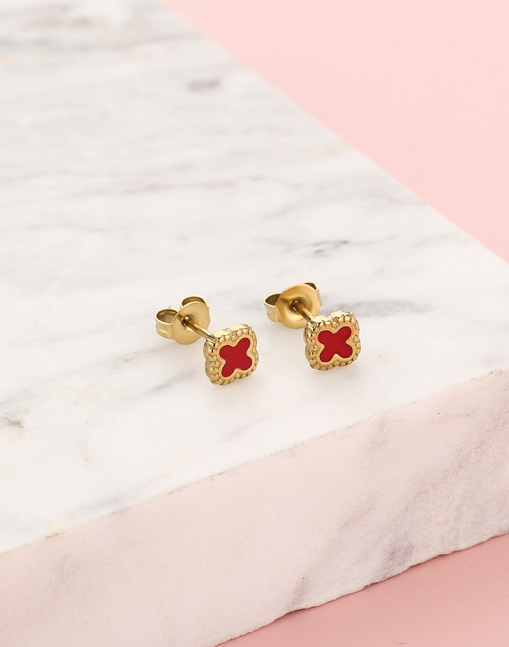 Studs klavers rood goudkleurig